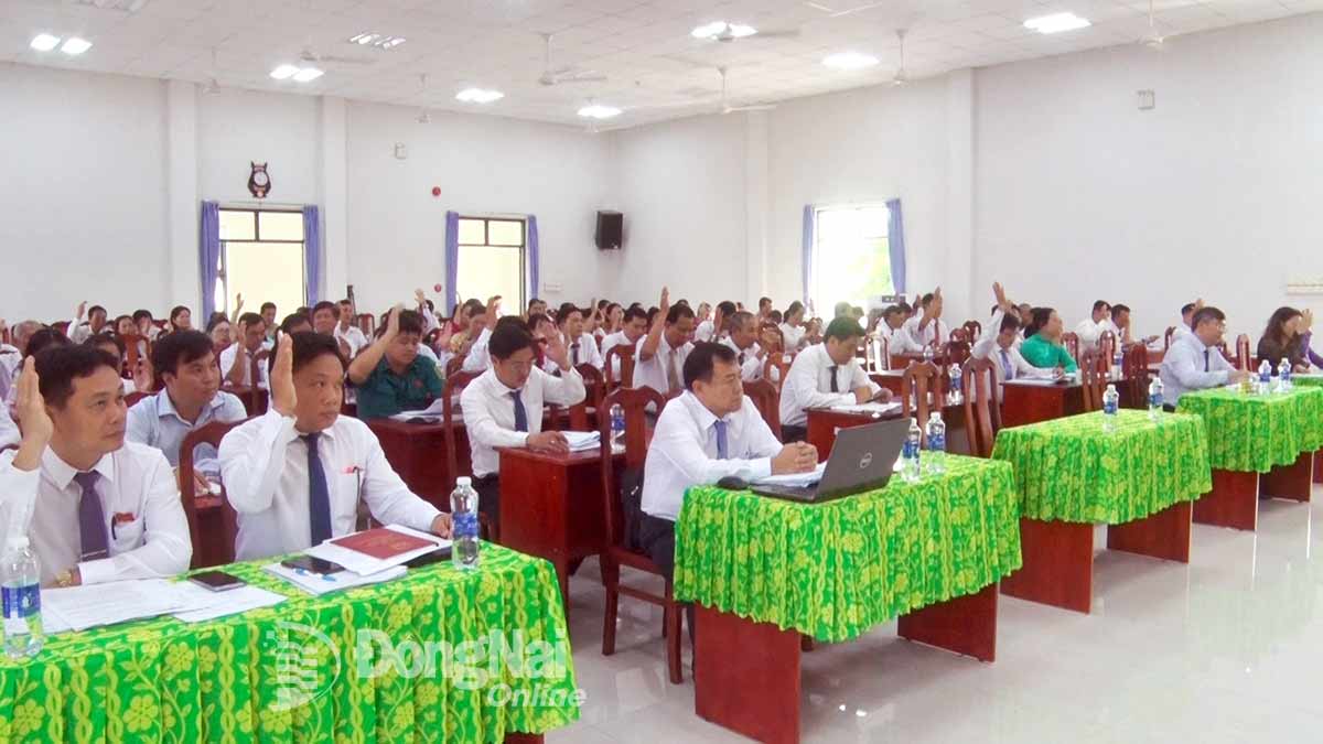 Các đại biểu HĐND xã Thống Nhất biểu quyết thông qua các Nghị quyết tại kỳ họp thứ 2, HĐND xã khóa I, nhiệm kỳ 2021-2026