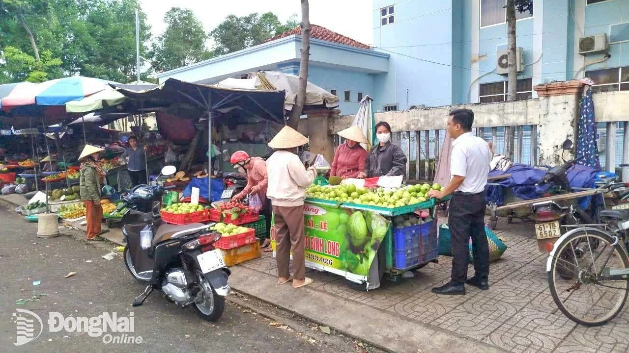 Vỉa hè cũng bị tiểu thương lấn chiếm làm nơi buôn bán. Ảnh: Quang Minh