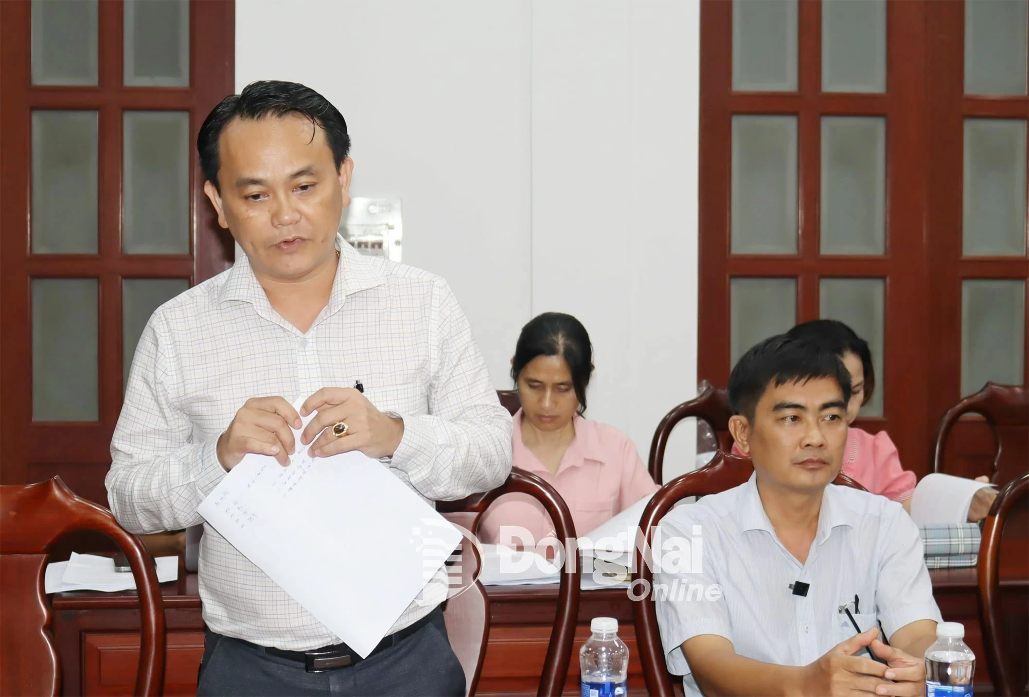 Lãnh đạo UBND phường Trấn Biên báo cáo với đoàn giám sát. Ảnh: Hoàng Lộc