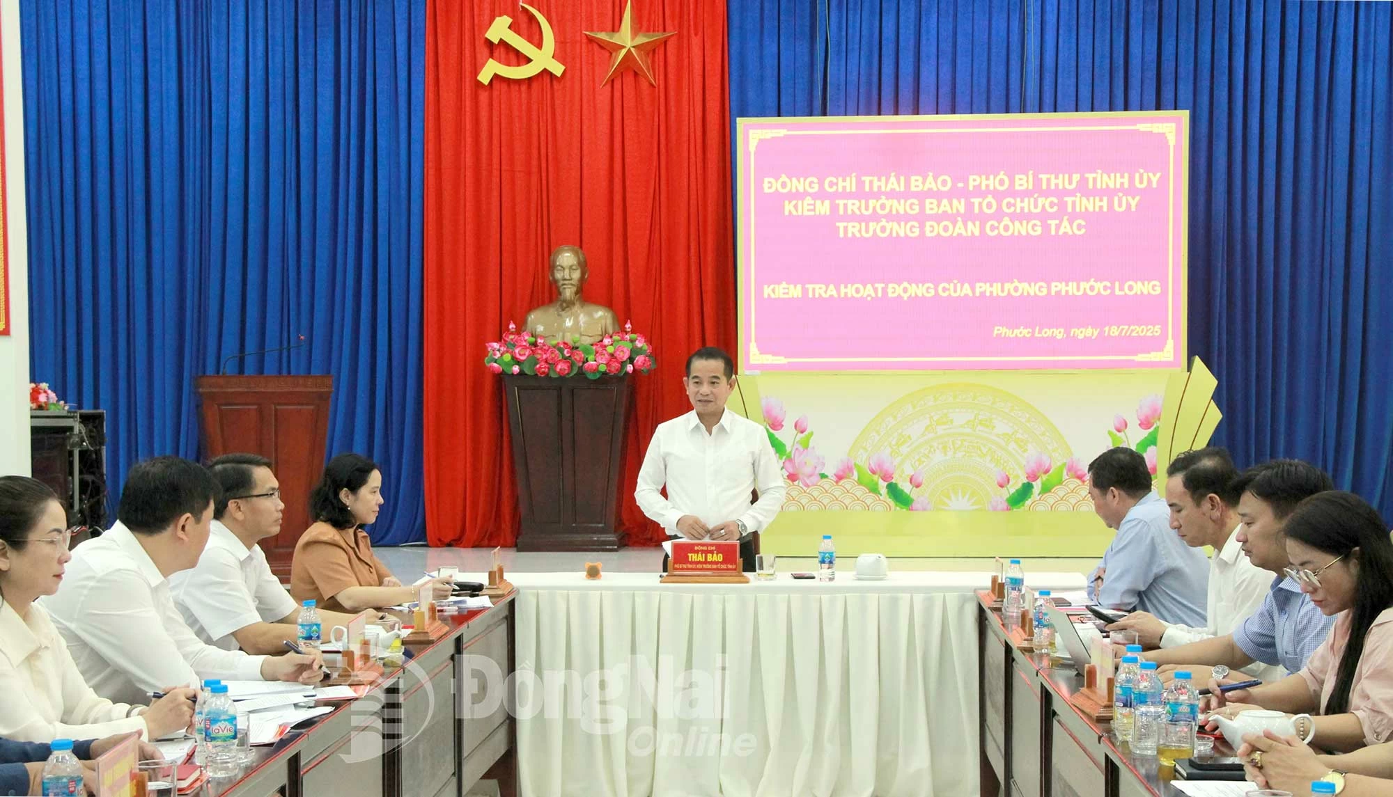 Đồng chí Thái Bảo, Phó bí thư Tỉnh ủy, Trưởng ban Tổ chức Tỉnh ủy, Bí thư Đảng ủy các cơ quan Đảng tỉnh phát biểu tại buổi làm việc với lãnh đạo phường Phước Long. Ảnh: Nguyễn Tấn - Như Nam