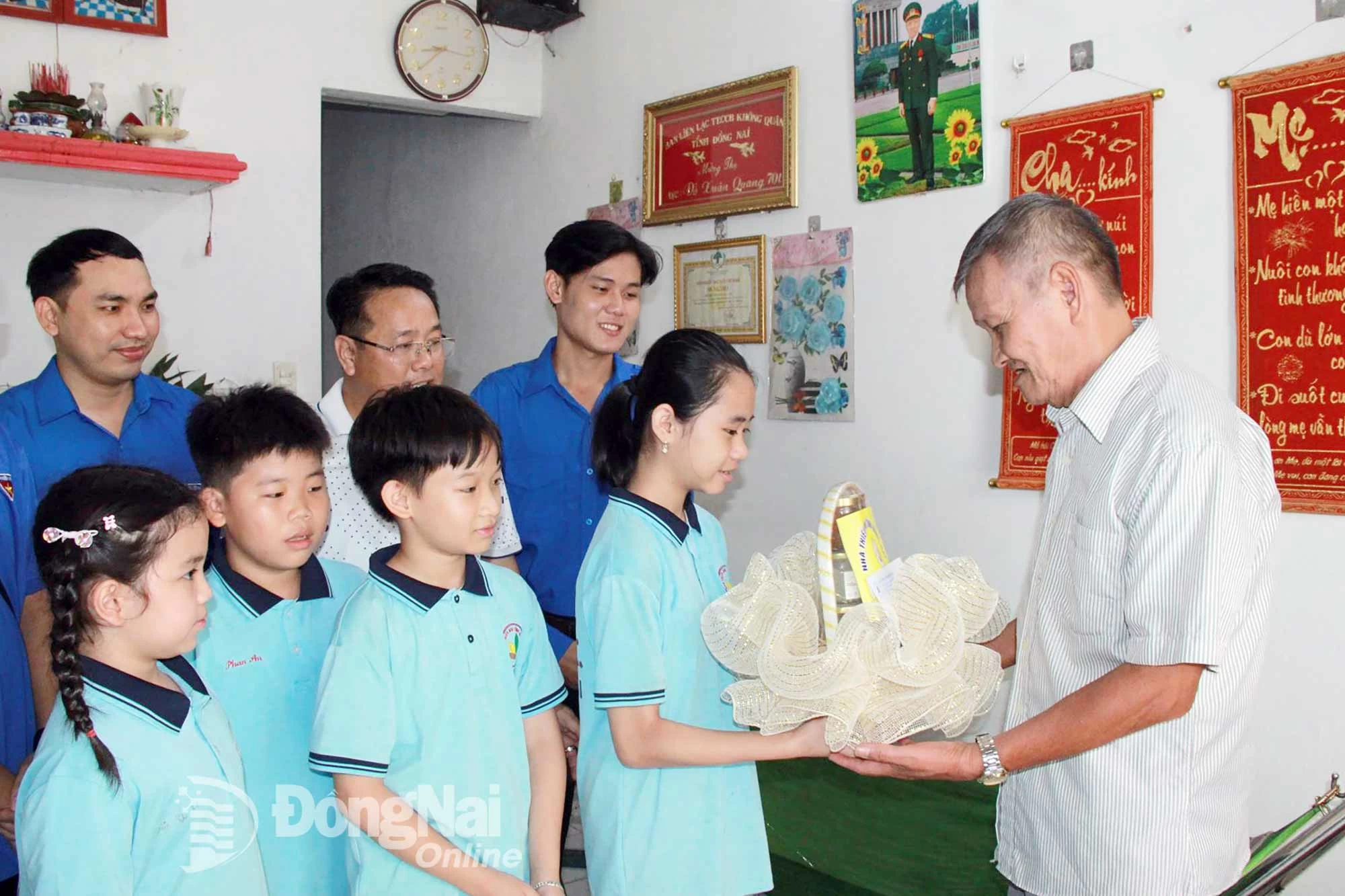 Đoàn thiếu nhi thăm, tặng quà gia đình cựu chiến binh Đỗ Xuân Quang, ở phường Trấn Biên. Ảnh: Nga Sơn

