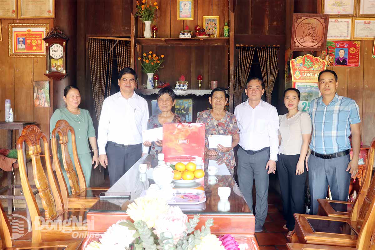 Bí thư Đảng ủy, Chủ tịch HĐND xã Trịnh Tiến Tâm cùng lãnh đạo xã thăm tặng quà tại gia đình chính sách