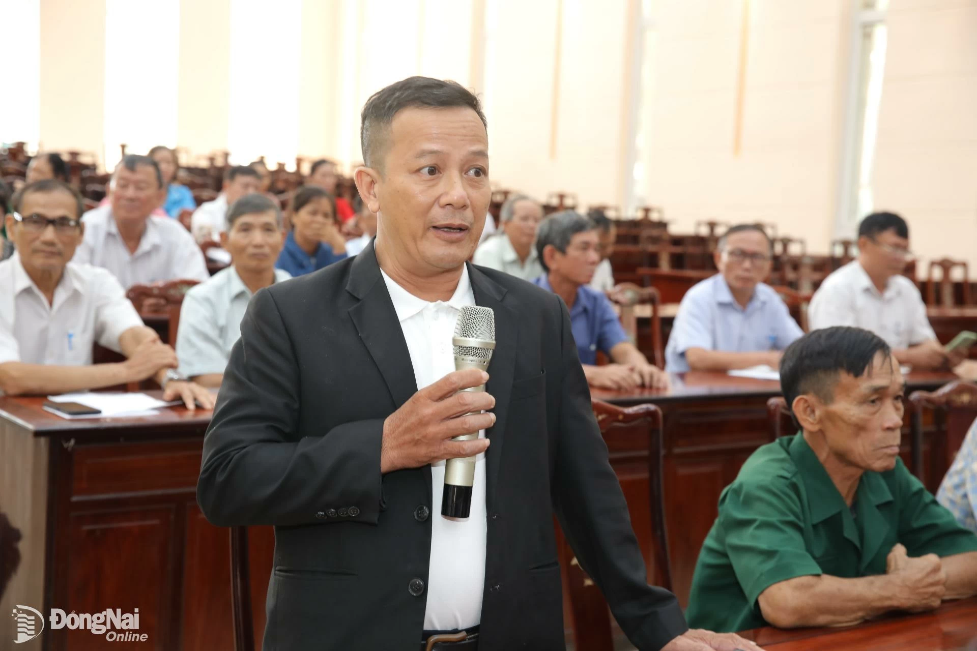 Cử tri xã Đồng Phú nêu kiến nghị liên quan đến lĩnh vực đất đai. Ảnh: Trương Hiện