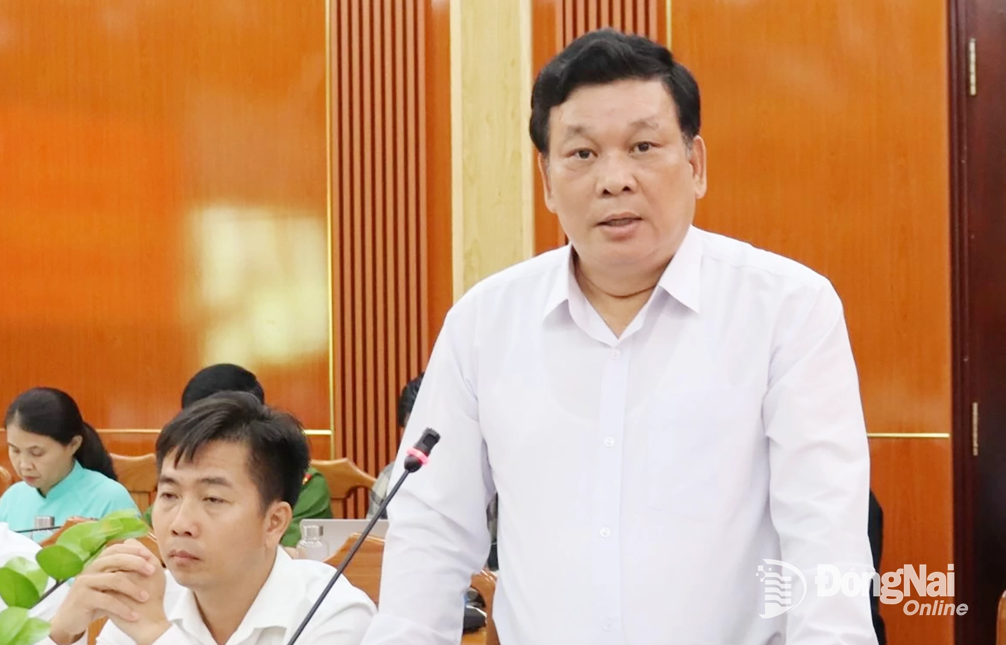 Đại diện lãnh đạo các sở, ngành của tỉnh phát biểu tại buổi làm việc. Ảnh: Nguyệt Hà