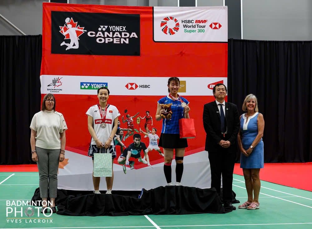 Nguyễn THùy Linh trên bục nhận huy chương bạc Open Canada 2025. Ảnh: Photo Badminton