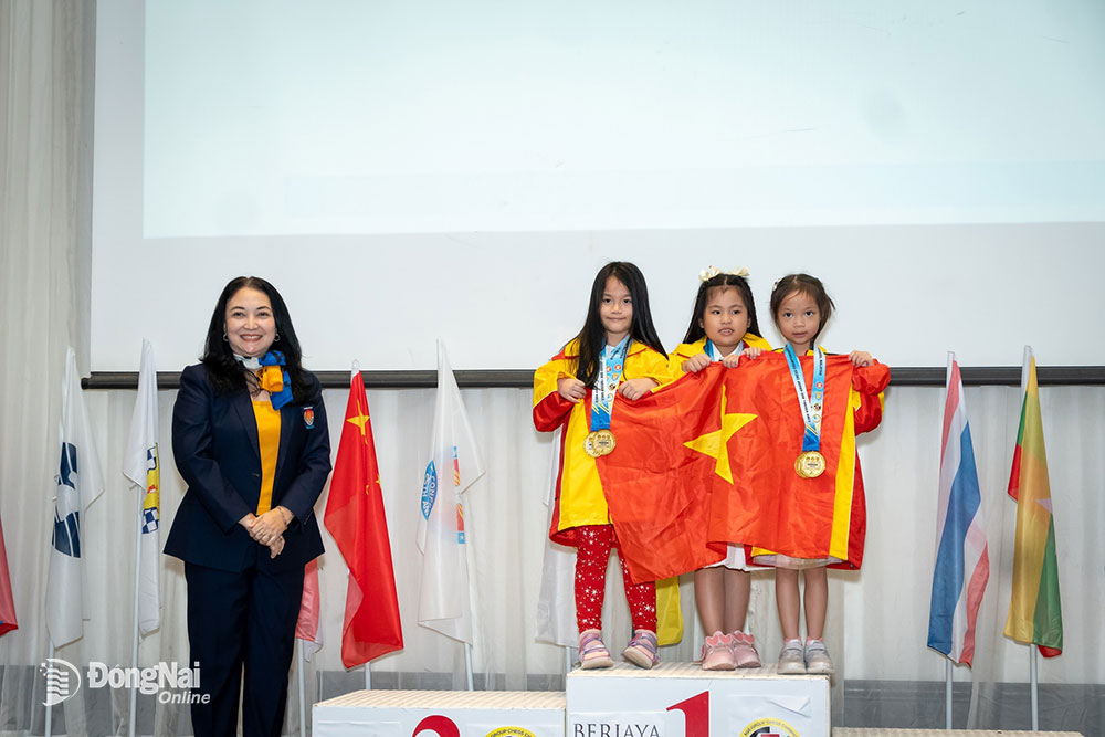 Kỳ thủ Đồng Nai Ngũ Phương Linh (bìa phải) trên bục nhận huy chương vàng đồng đội nữ lứa tuổi U.8. Ảnh: ĐVCC