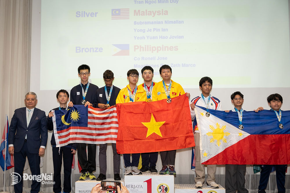 Kỳ thủ Trần Ngọc Minh Duy (Đồng Nai) cùng với các đồng đội trên bục nhận huy chương vàng. Ảnh: ĐVCC