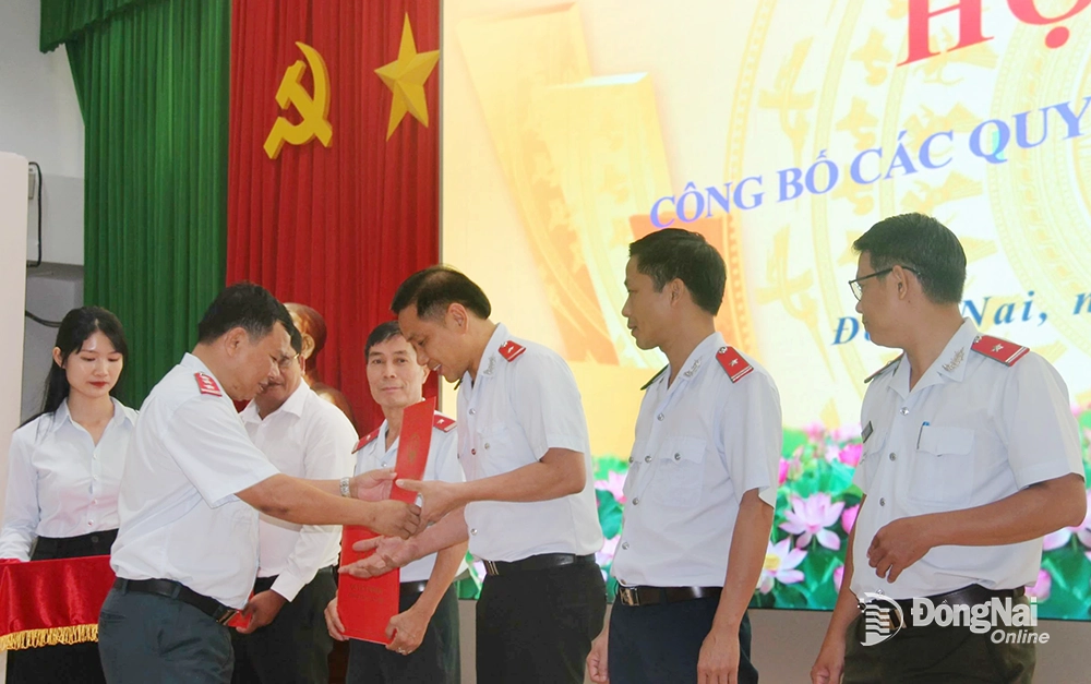 Phó chánh Thanh tra tỉnh Phạm Ngọc Hà trao các quyết định bổ nhiệm Phó trưởng phòng thuộc Thanh tra tỉnh. Ảnh: Trần Danh