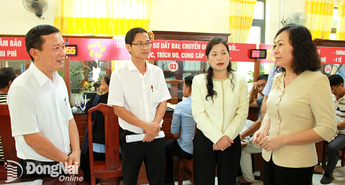 Phó bí thư Tỉnh ủy, Chủ tịch Ủy ban MTTQ Việt Nam tỉnh Huỳnh Thị Hằng trao đổi với lãnh đạo xã Tân Khai về tình hình hoạt động Trung tâm Phục vụ hành chính công của xã. Ảnh Như Nam
