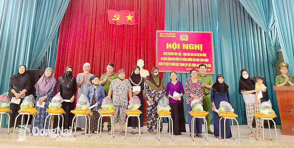 Công an xã Long Thành trao quà cho bà con đồng bào dân tộc Chăm. Ảnh: Thanh Thảo