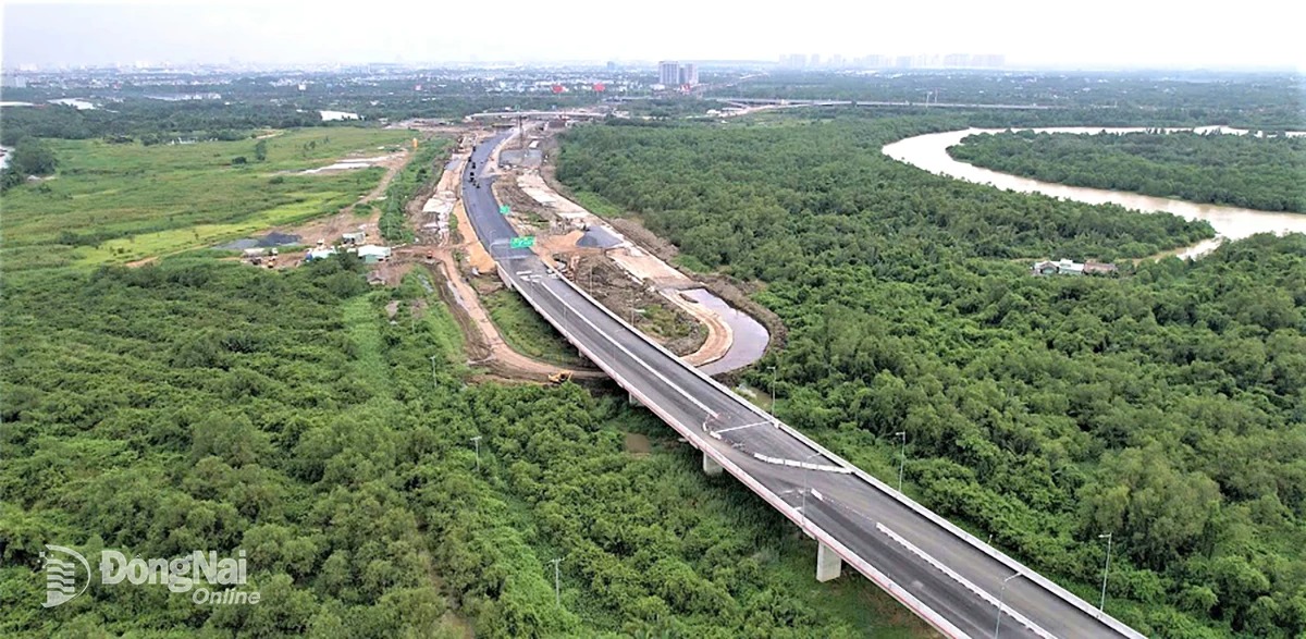 Under the temporary traffic plan for Component 1A on the Ho Chi Minh City side, branches A, D, and E of the interchange connecting to the Ho Chi Minh City – Long Thanh – Dau Giay expressway are expected to be completed by December 2025. Therefore, from August 19 to December 2025, vehicles will use a 300-meter temporary road. After December 2025, traffic will be routed through ramps A, D, and E.