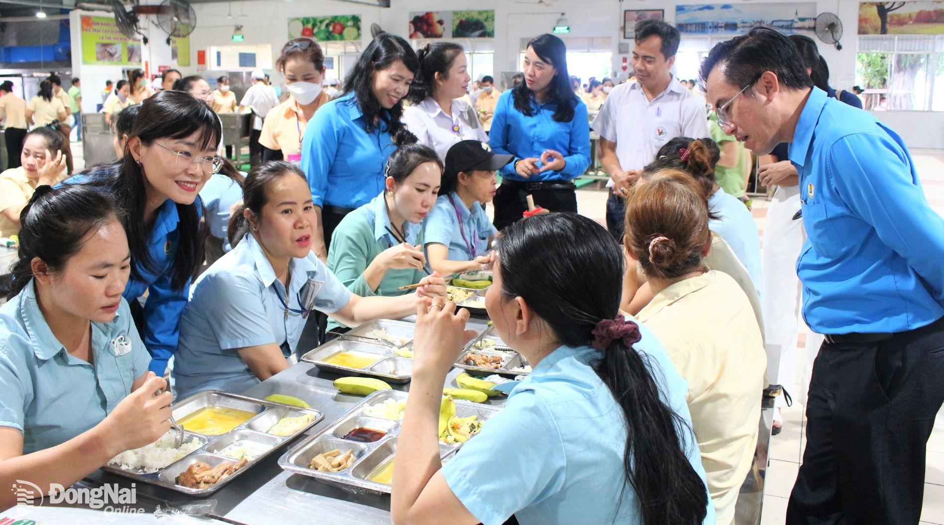 Bữa cơm Công đoàn được tổ chức tại Công ty TNHH Dona Pacific (Khu công nghiệp Sông Mây, xã Bình Minh) năm 2024. Ảnh: L.Mai