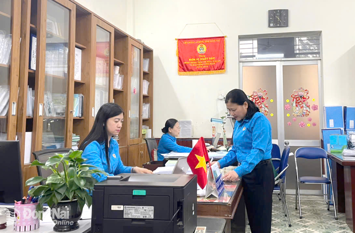 Cán bộ, viên chức, người lao động cơ quan Liên đoàn Lao động tỉnh làm việc sau sáp nhập. Ảnh: Thảo My