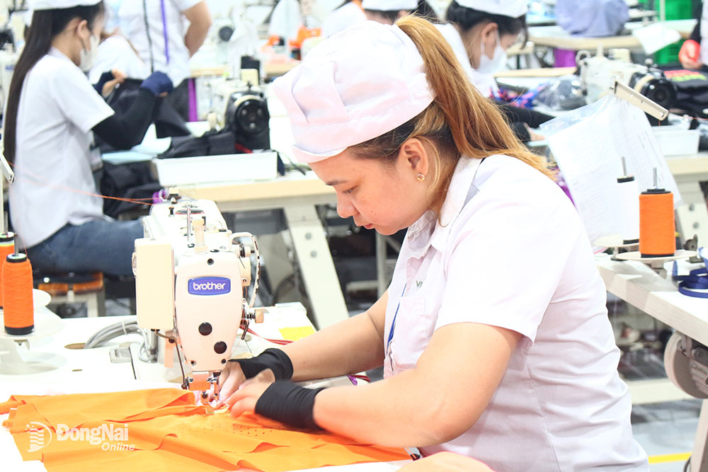 Công nhân Công ty TNHH đầu tư Quốc tế Việt Đức (xã Xuân Hòa, tỉnh Đồng Nai) trong giờ sản xuất. Ảnh: T. My