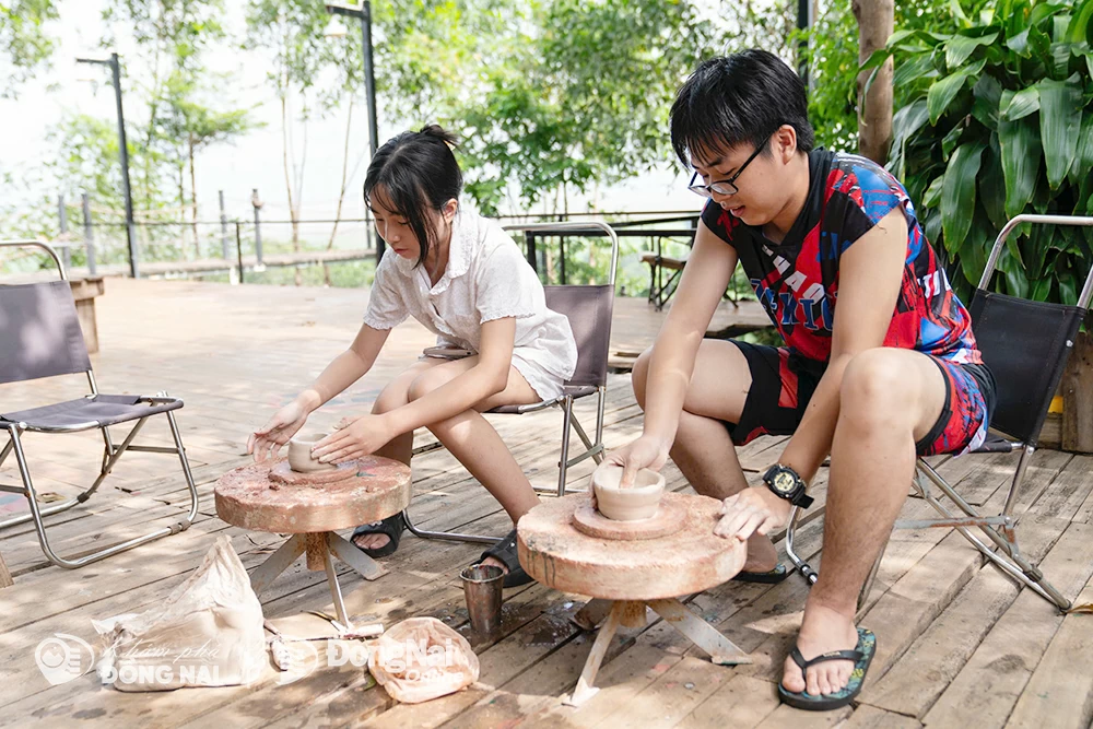 Ngoài việc thư giãn và ngắm cảnh, một số khu trại quanh hồ Trị An còn mang đến nhiều hoạt động trải nghiệm thú vị như làm gốm. Ảnh: Thanh Nhàn