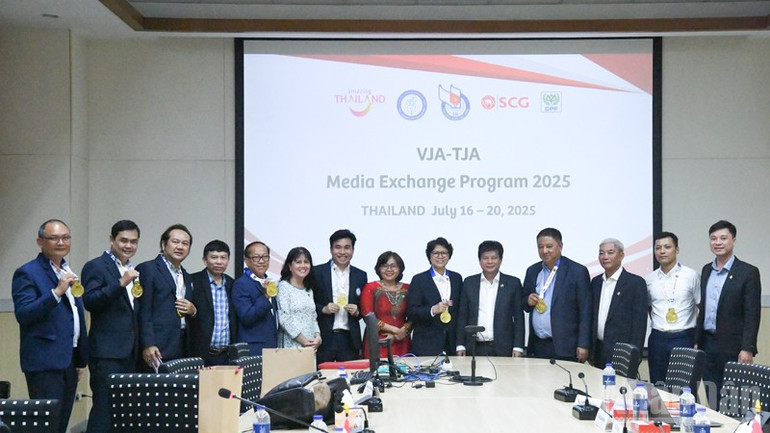 Các đại biểu trao quà lưu niệm tại hội thảo.