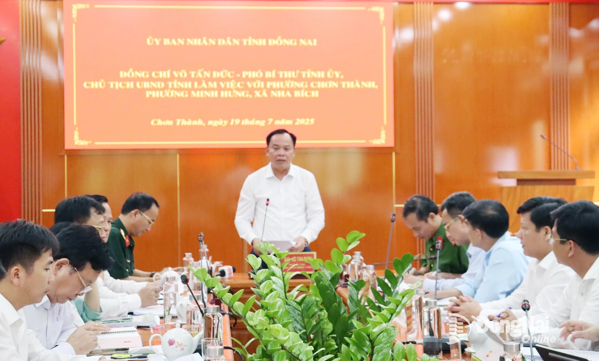 Phó bí thư Tỉnh ủy, Chủ tịch UBND tỉnh Võ Tấn Đức phát biểu tại buổi làm việc. Ảnh: Nguyệt Hà