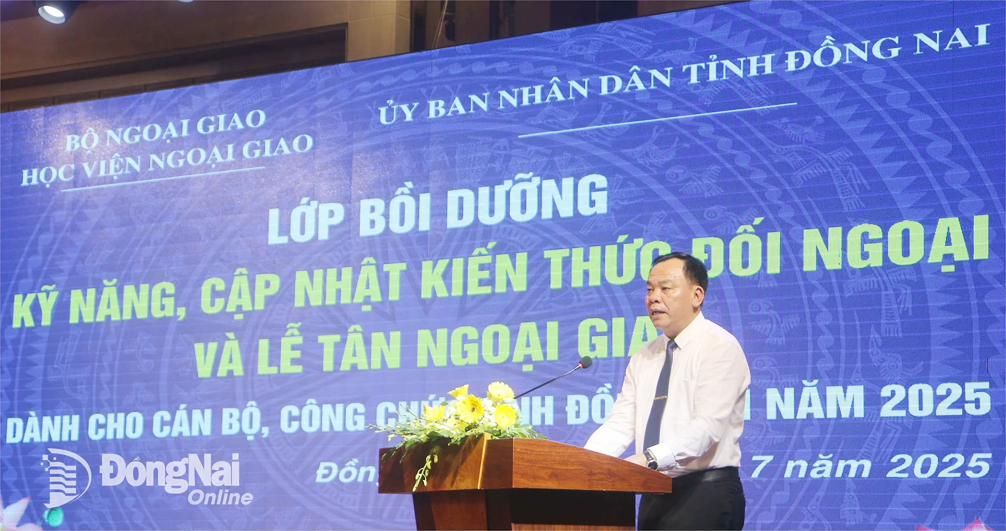 Đồng chí Võ Tấn Đức, Phó Bí thư Tỉnh ủy, Chủ tịch UBND tỉnh phát biểu tại lễ khai giảng Lớp bồi dưỡng kỹ năng, cập nhật kiến thức đối ngoại và lễ tân ngoại giao dành cho cán bộ, công chức tỉnh Đồng Nai năm 2025. Ảnh: Văn Truyên