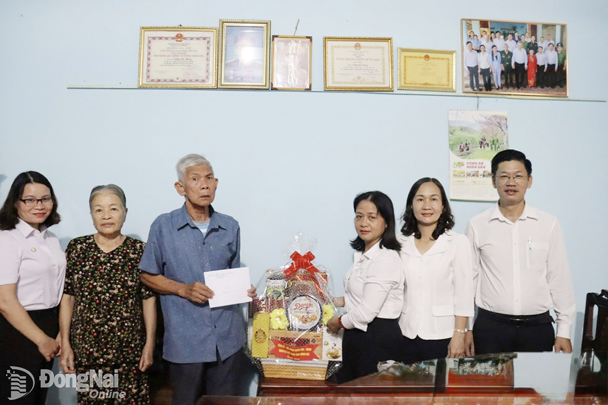 Bà Đoàn Thị Thu Thủy, Phó giám đốc Sở Nội vụ (thứ 3 từ phải qua), thăm, tặng quà Anh hùng Lực lượng vũ trang nhân dân Dương Đức Thùng, ngụ phường Đồng Xoài.

