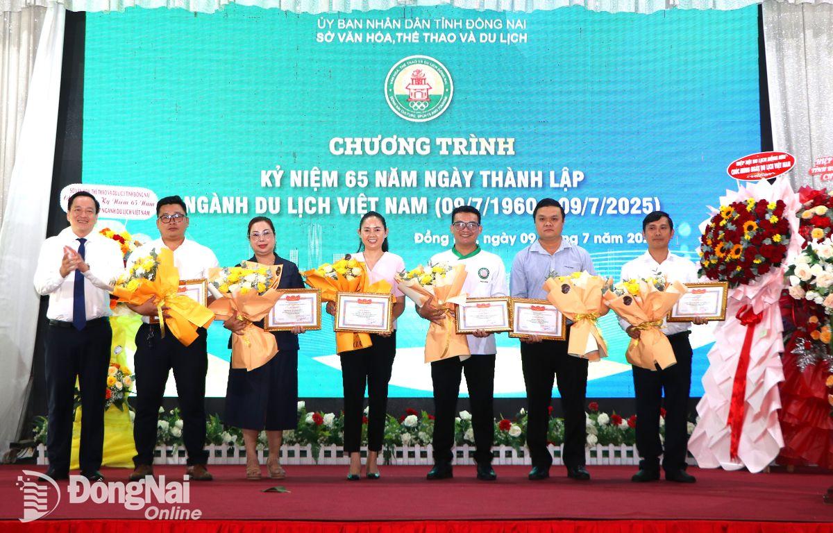 Phó giám đốc Sở VHTT-DL Vũ Xuân Trường tặng giấy khen cho các tập thể. Ảnh: Ngọc Liên