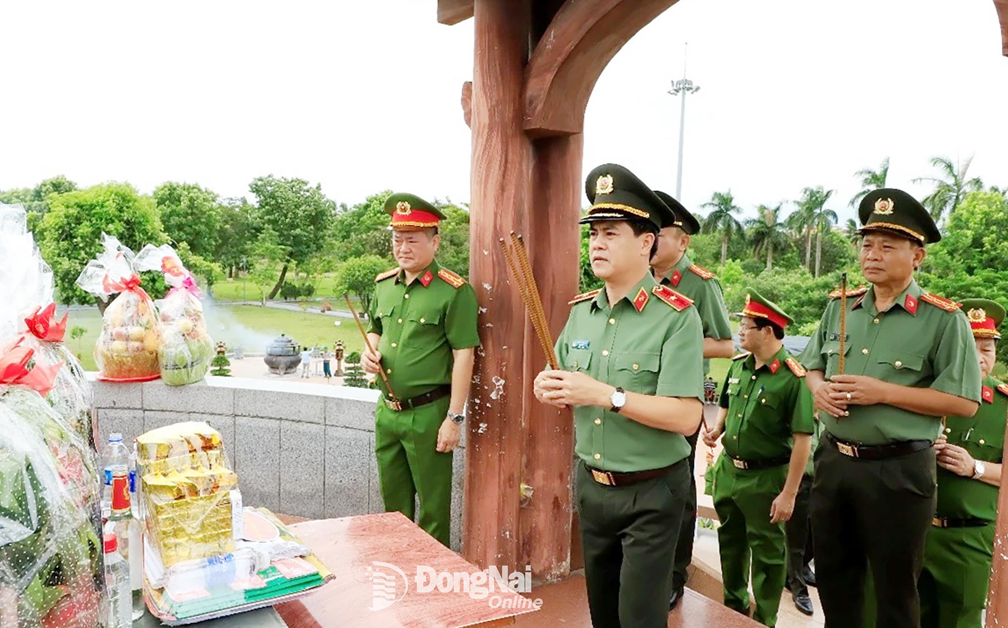 Đoàn dâng hương tại Di tích Thành cổ Quảng Trị. Ảnh: Công an tỉnh