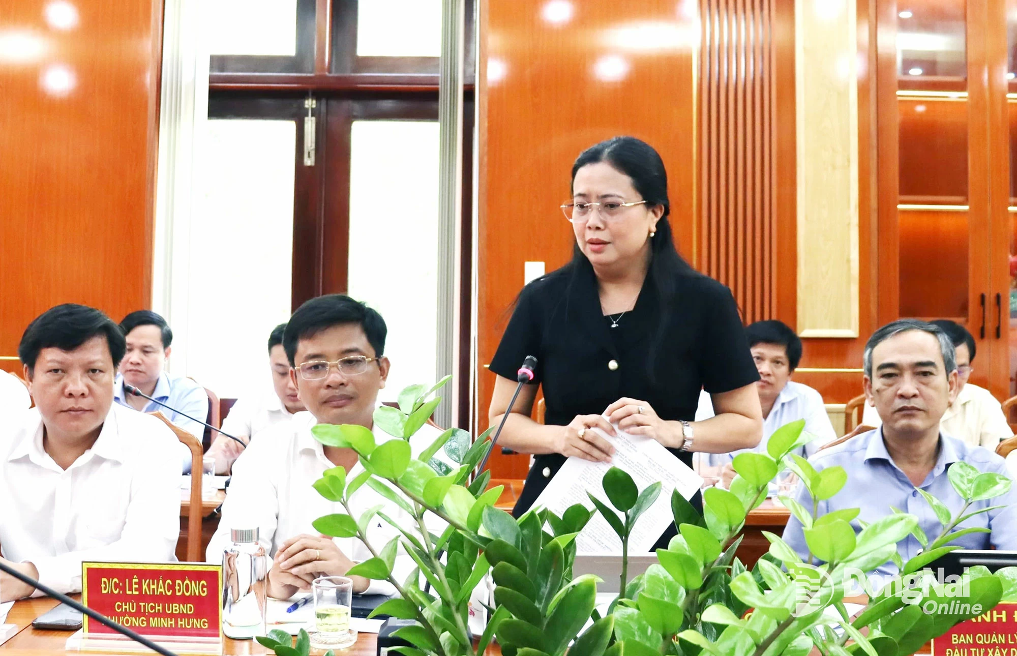 Lãnh đạo các sở, ngành giải thích các vấn đề mà các đơn vị cấp xã, phường kiến nghị. Ảnh: Nguyệt Hà