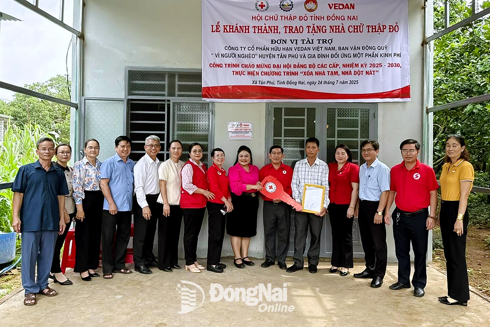 Hội Chữ thập đỏ tỉnh cùng các nhà tài trợ, chính quyền địa phương bàn giao nhà kiên cố cho gia đình ông Bế Văn Héo (dân tộc Tày, xã Tân Phú). Ảnh: Quang Vinh