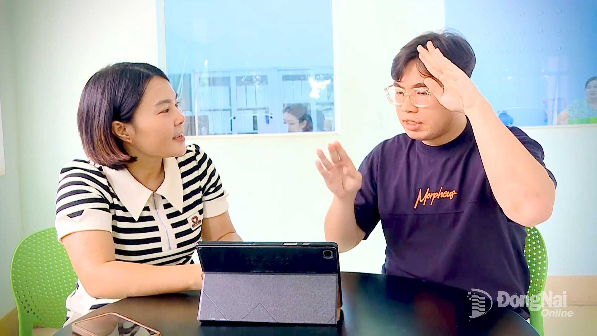 Tuấn Anh được giáo viên hướng dẫn đăng ký làm hồ sơ xét tuyển tại Trường đại học Đồng Nai. Ảnh: Nhất Phương