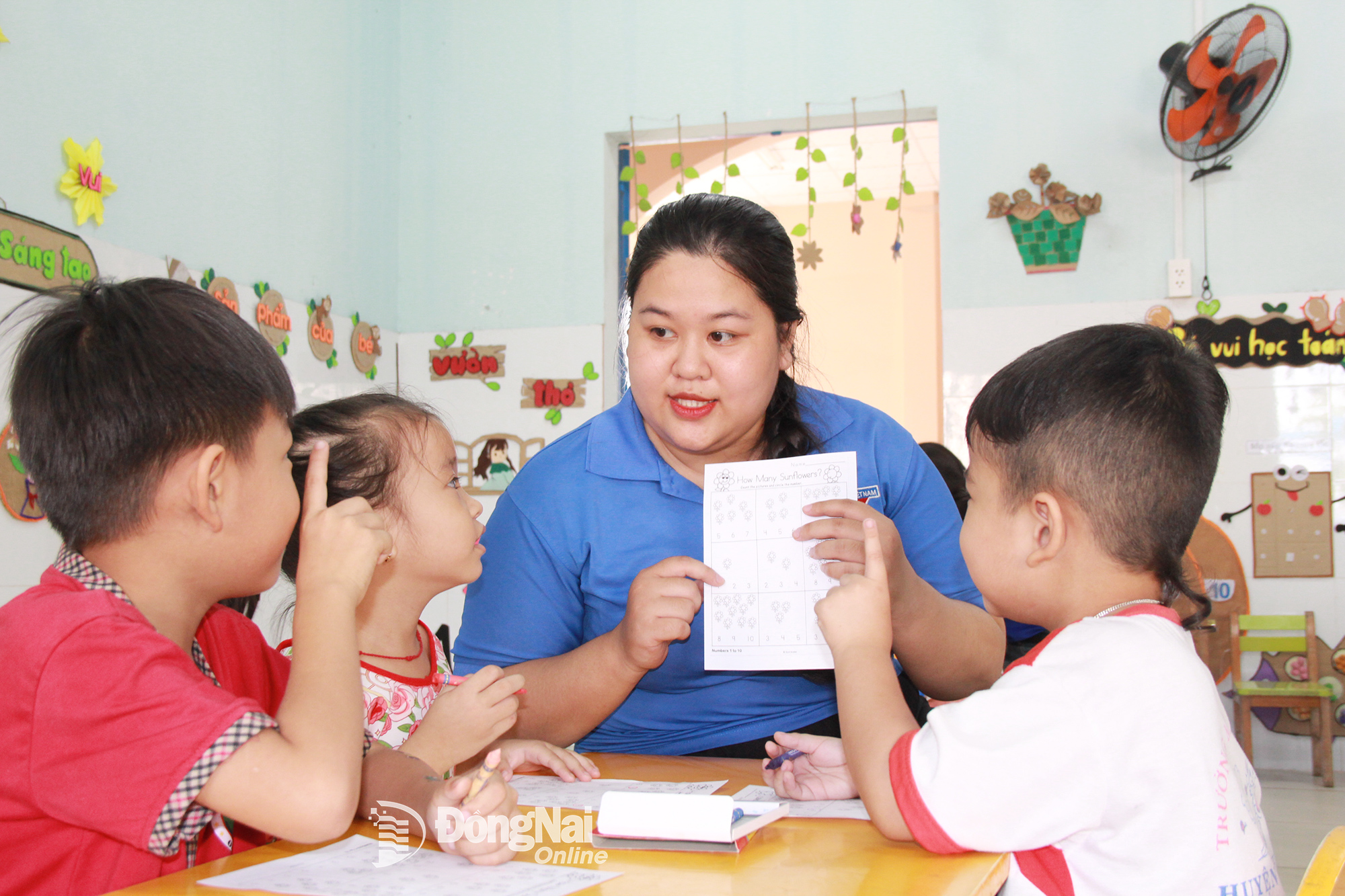 : Chiến sĩ tình nguyện Mùa hè xanh Trường đại học Lạc Hồng dạy tiếng Anh miễn phí cho các em Trường mầm non Tân An (cơ sở 2, ấp Cây Xoài). Ảnh: Nga Sơn