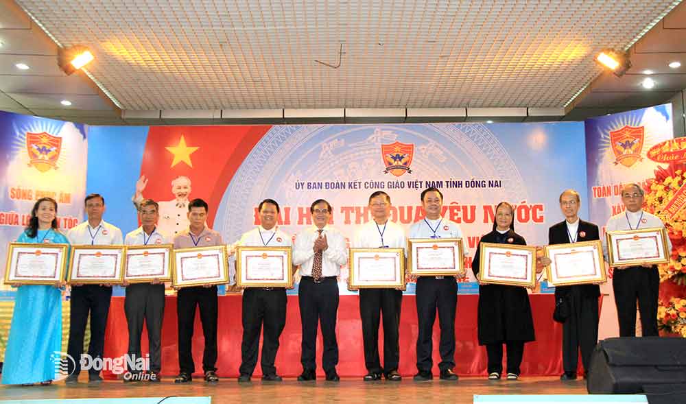 Nguyên Phó chủ tịch UBND tỉnh Nguyễn Sơn Hùng trao Bằng khen của UBND tỉnh cho các cá nhân có thành tích xuất sắc trong Phong trào Thi đua yêu nước, sống tốt đời, đẹp đạo giai đoạn 2020-2025. Ảnh: N.Sơn