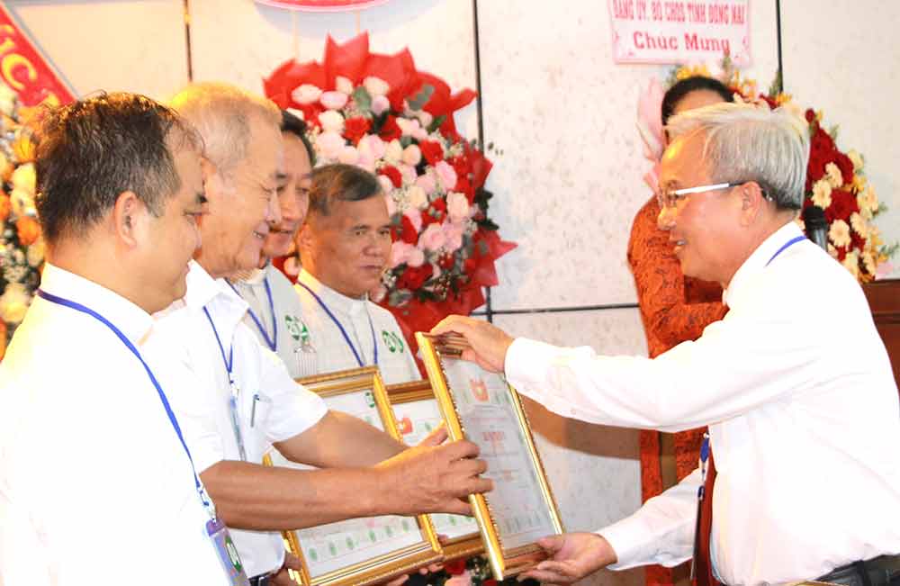 Nguyên Chủ tịch Ủy ban MTTQ Việt Nam tỉnh Cao Văn Quang trao Bằng khen cho các tập thể có thành tích xuất sắc trong Phong trào Thi đua yêu nước, sống tốt đời, đẹp đạo giai đoạn 2020-2025.