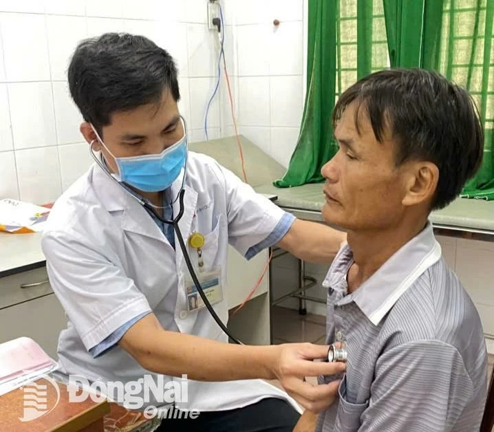 Bác sĩ khám bệnh cho bệnh nhân tại Bệnh viện Đa khoa khu vực Định Quán. Ảnh: Q.T