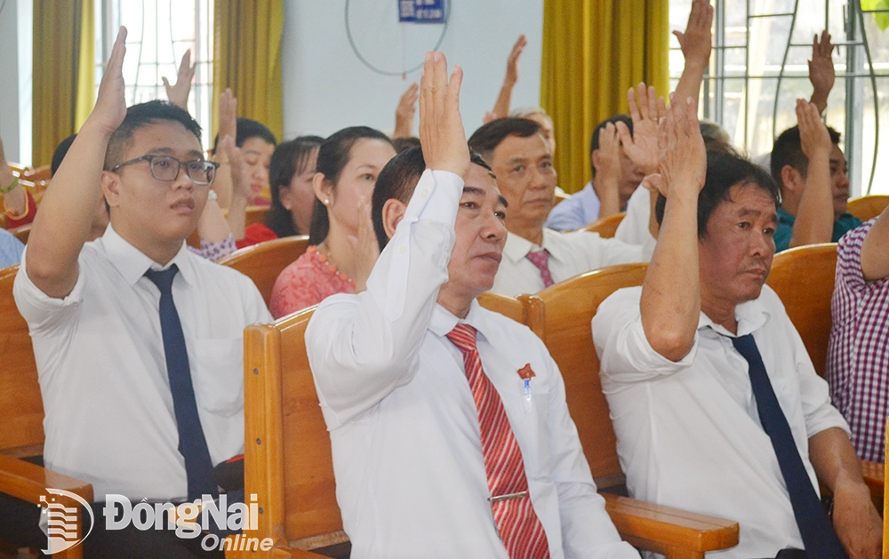 Các đại biểu biểu quyết thông qua chương trình nội dung của kỳ họp. Ảnh: Phương Hằng