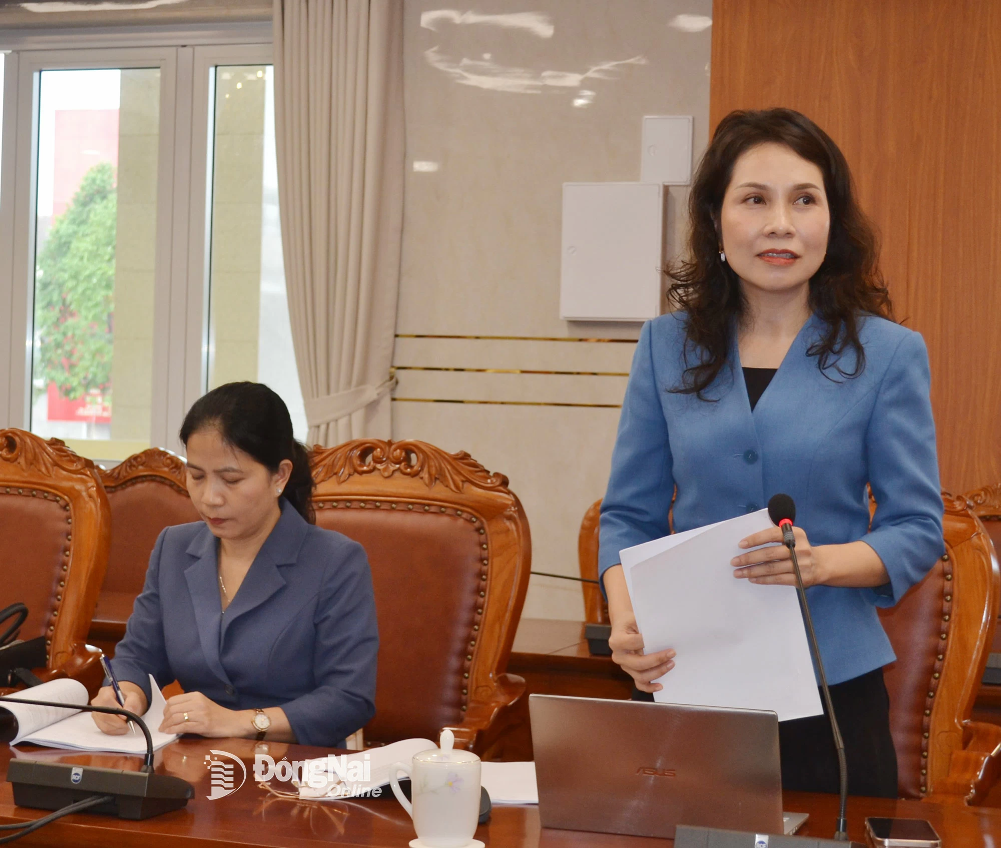 Bí thư Đảng ủy phường Phước Bình Huỳnh Thị Thùy Trang báo cáo tại hội nghị. Ảnh: Phương Hằng