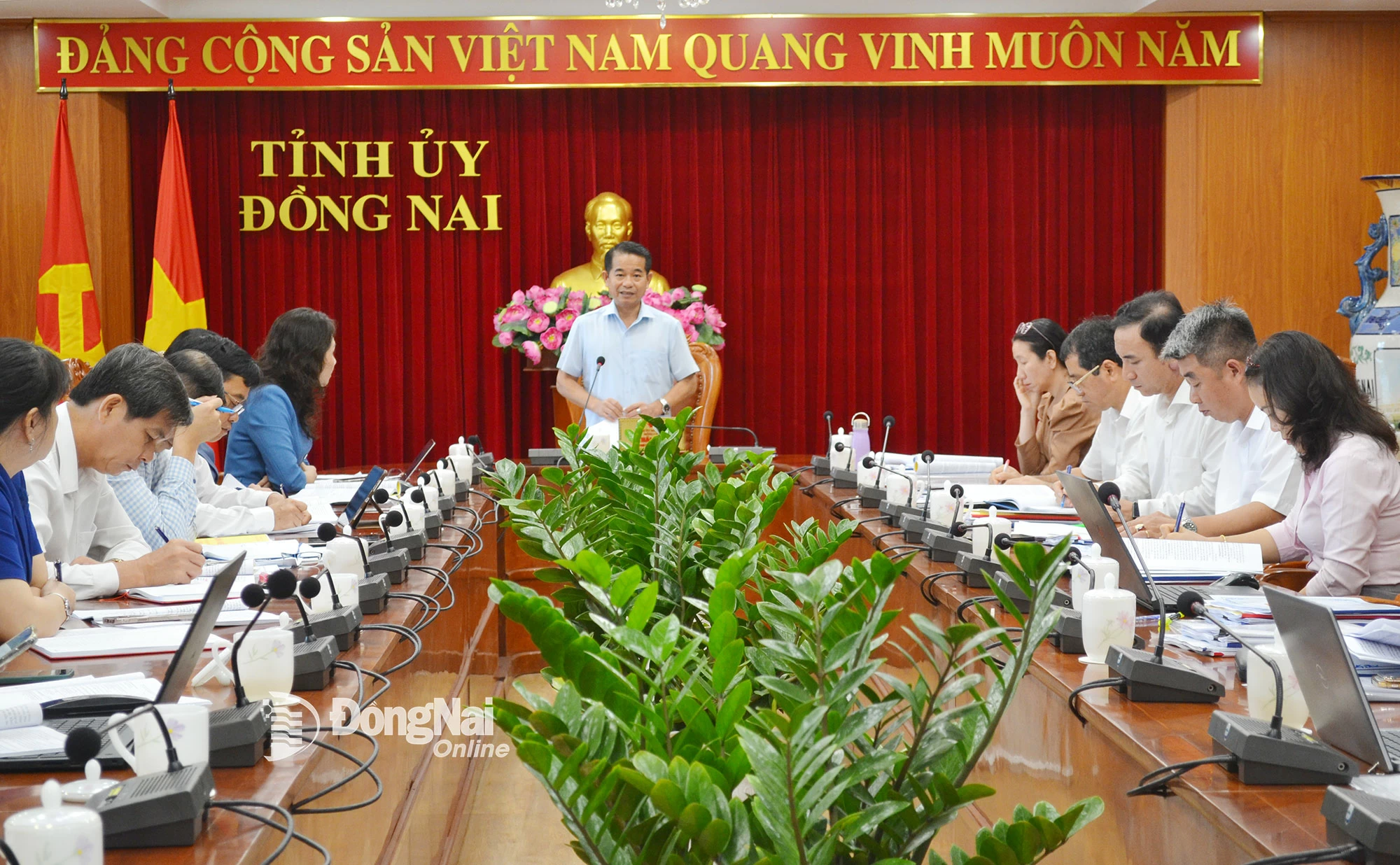 Đồng chí Thái Bảo, Phó Bí thư Tỉnh ủy, Trưởng ban Tổ chức Tỉnh ủy, Bí thư Đảng ủy các cơ quan Đảng tỉnh, chủ trì hội nghị. Ảnh: Phương Hằng
