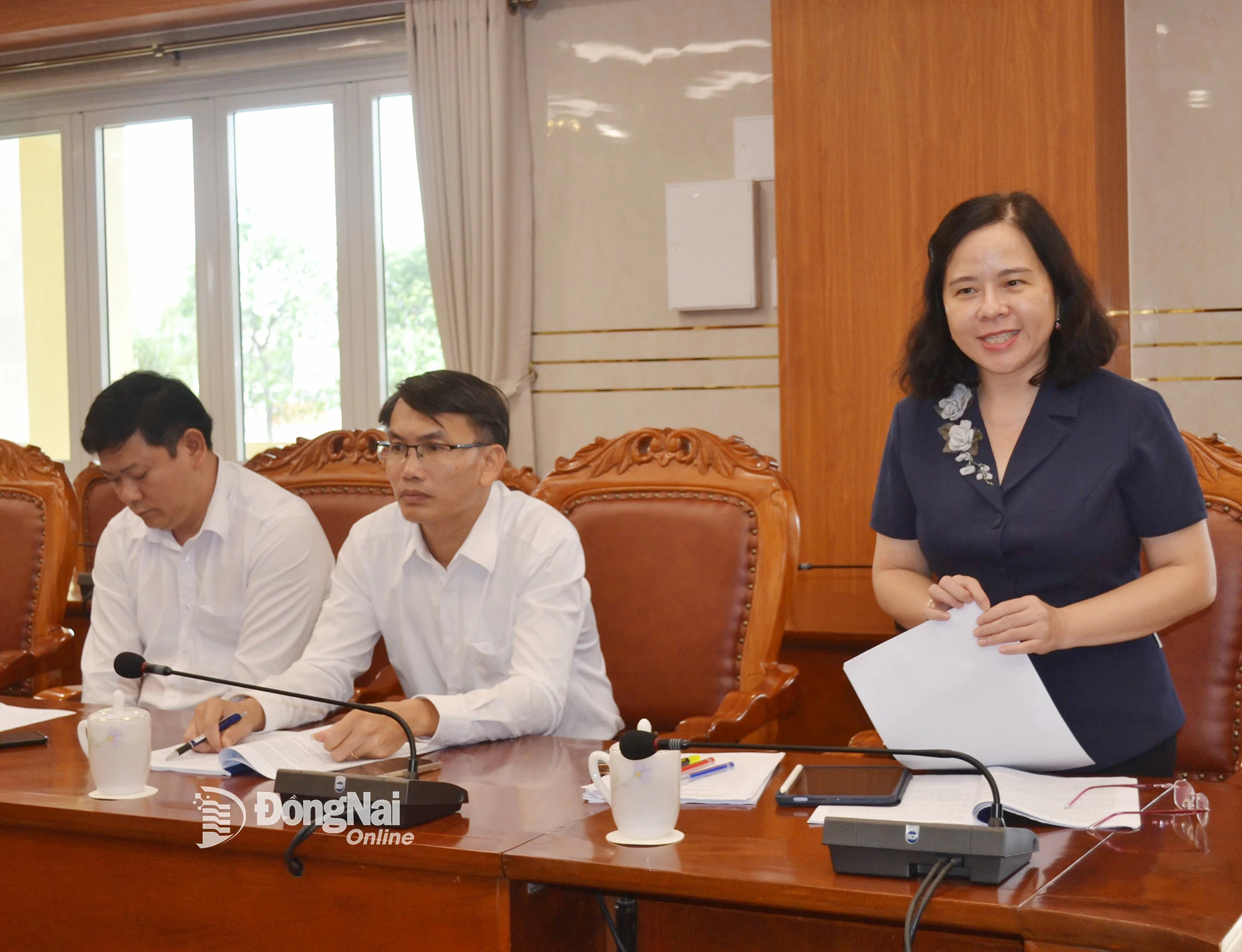 Bí thư Đảng ủy phường Phước Long Nguyễn Thị Hương Giang báo cáo tại hội nghị. Ảnh: Phương Hằng