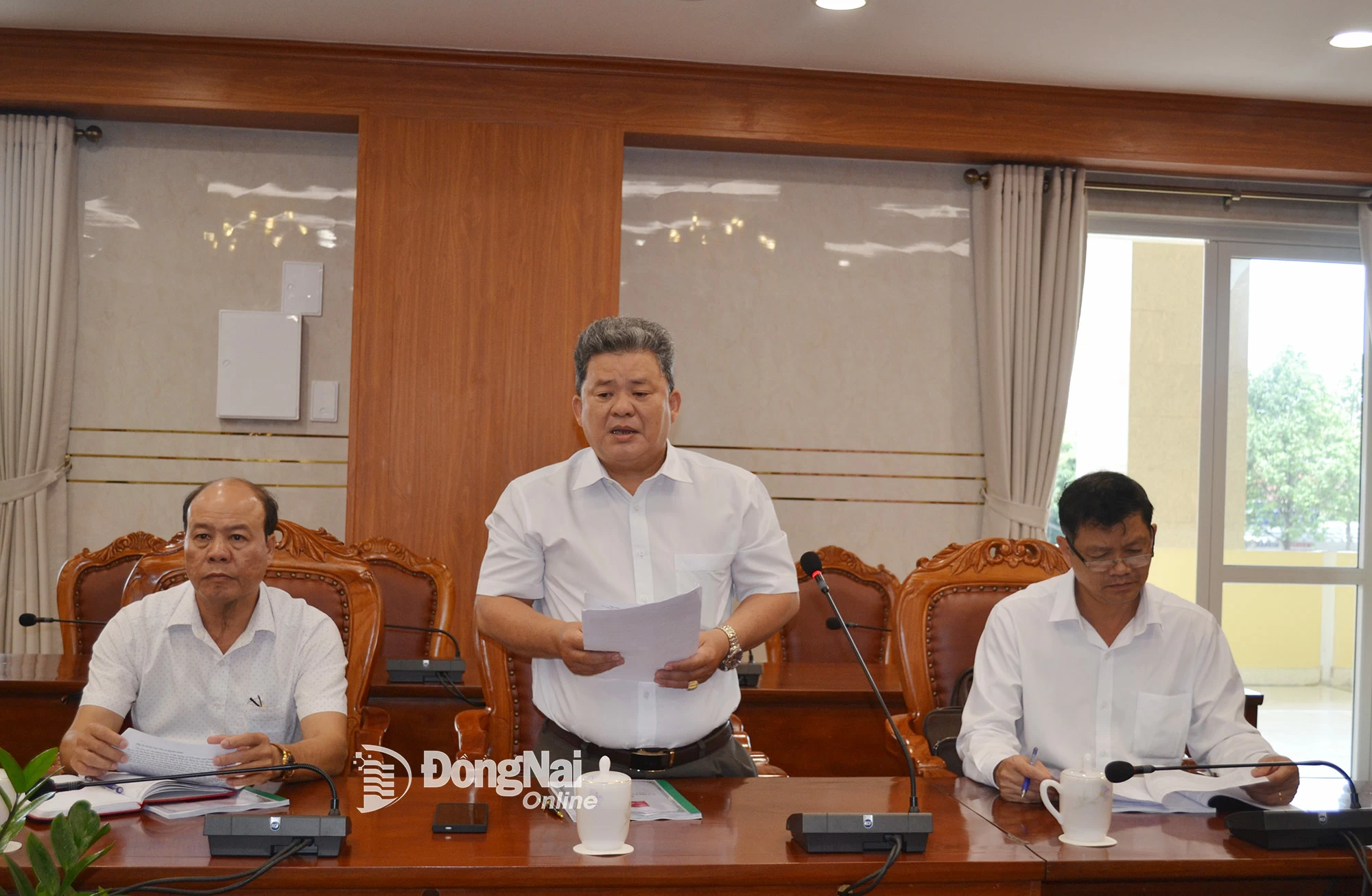 Phó Bí thư Đảng ủy, Trưởng ban Xây dựng Đảng xã Phú Lý Thái Tam Sơn báo cáo tại hội nghị. Ảnh: Phương Hằng