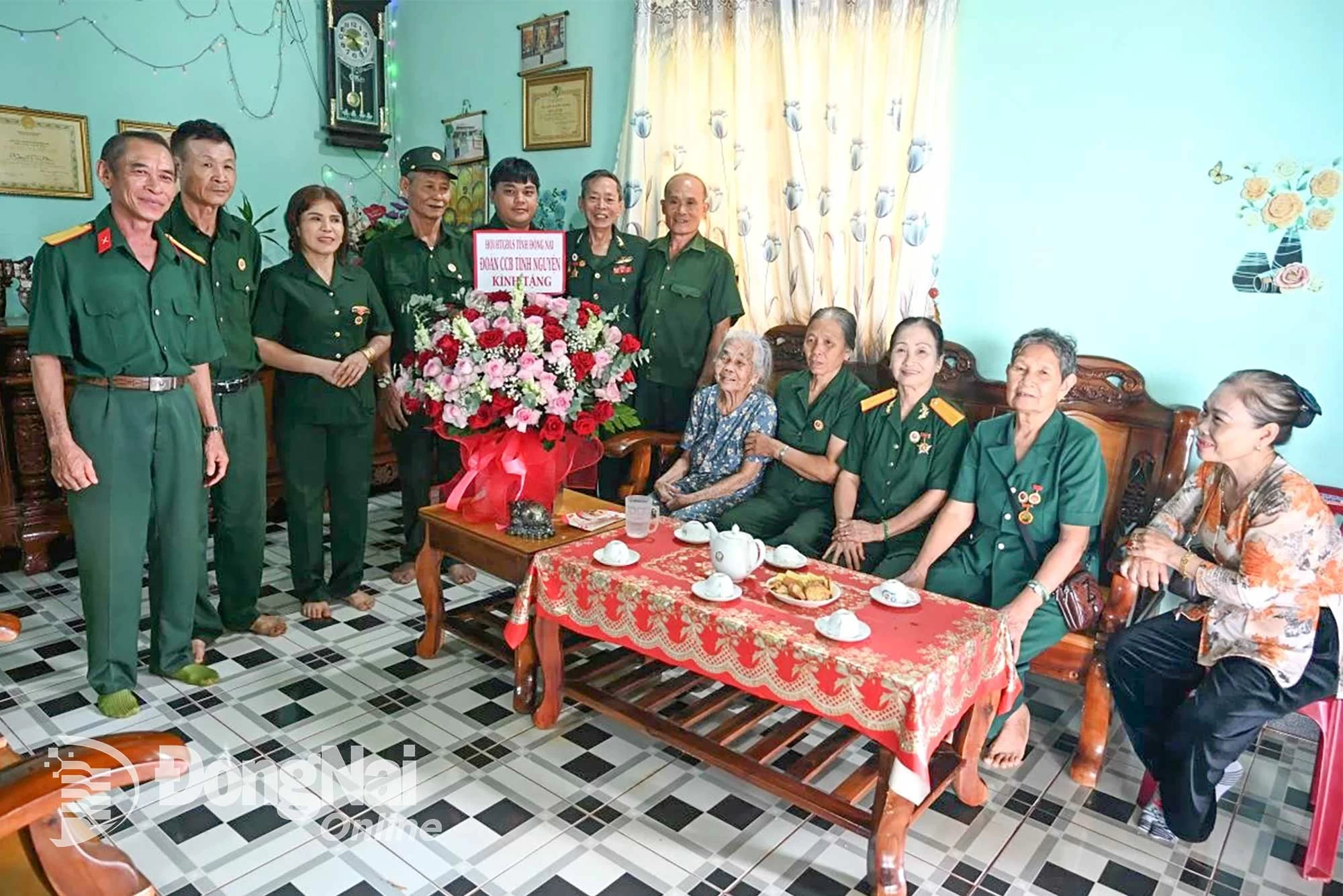 Thành viên đoàn công tác chụp ảnh cùng Mẹ Việt Nam anh hùng Trần Thị Bảy (thứ 5 từ phải qua). Ảnh: Phạm Quang