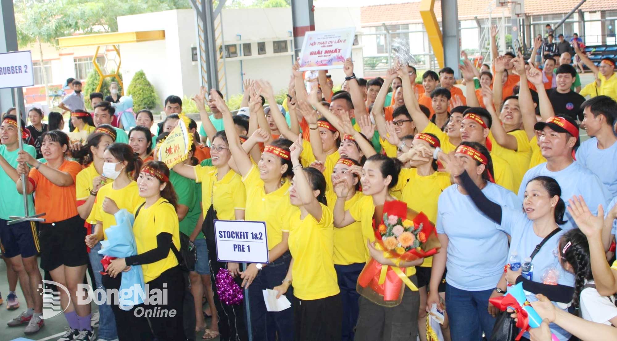 Công nhân Công ty TNHH giày Đồng Nai Việt Vinh (xã Bình Minh) tham gia hội thao do Công đoàn cơ sở và công ty tổ chức. Ảnh: Thảo My