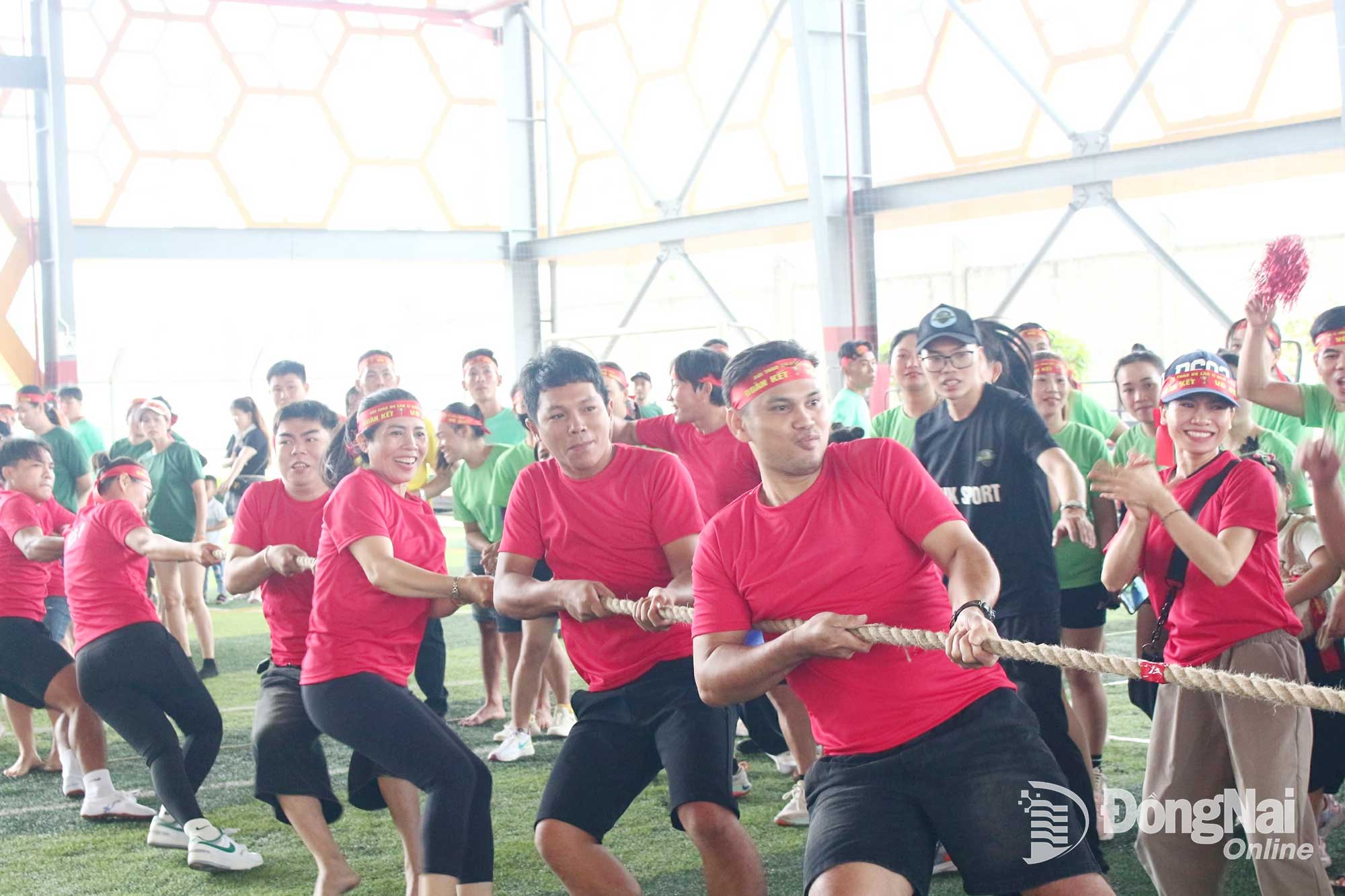 Công nhân Công ty TNHH giày Đồng Nai Việt Vinh (xã Bình Minh) tham gia hội thao do Công đoàn cơ sở và công ty tổ chức. Ảnh: Thảo My