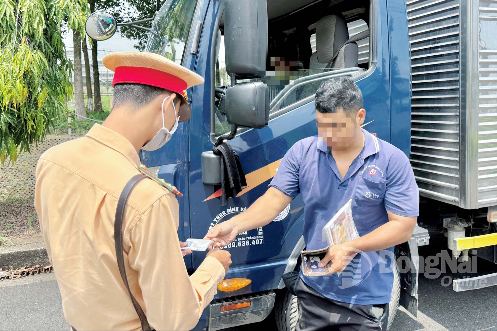 Đội Cảnh sát giao thông đường bộ số 1 (Phòng Cảnh sát giao thông Công an tỉnh) kiểm soát các xe tải di chuyển trong Khu công nghiệp Bàu Xéo (xã Trảng Bom).

