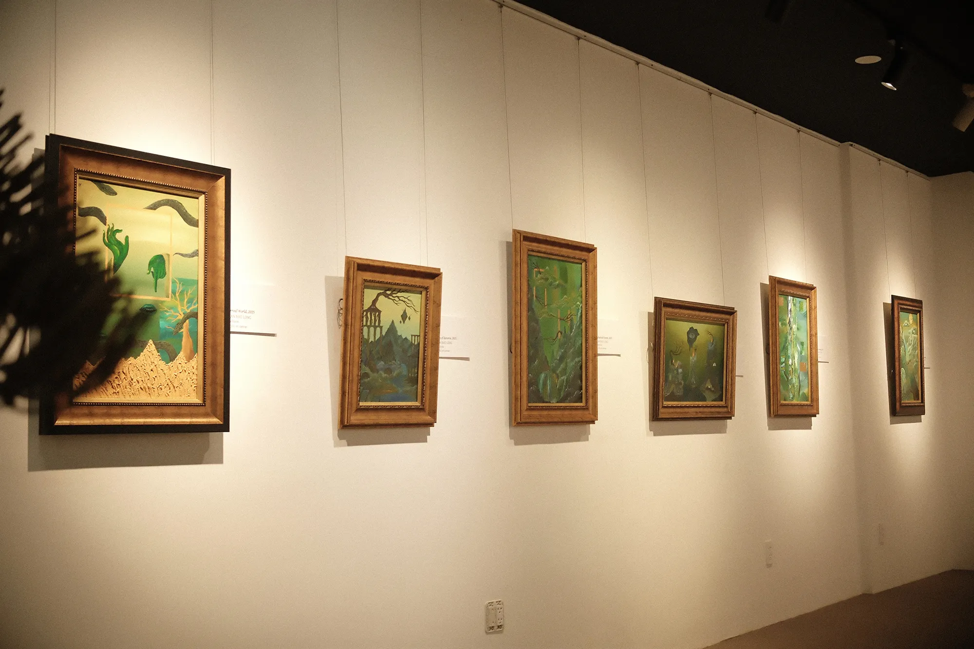 Gần 100 bức tranh được trưng bày tại triển lãm.