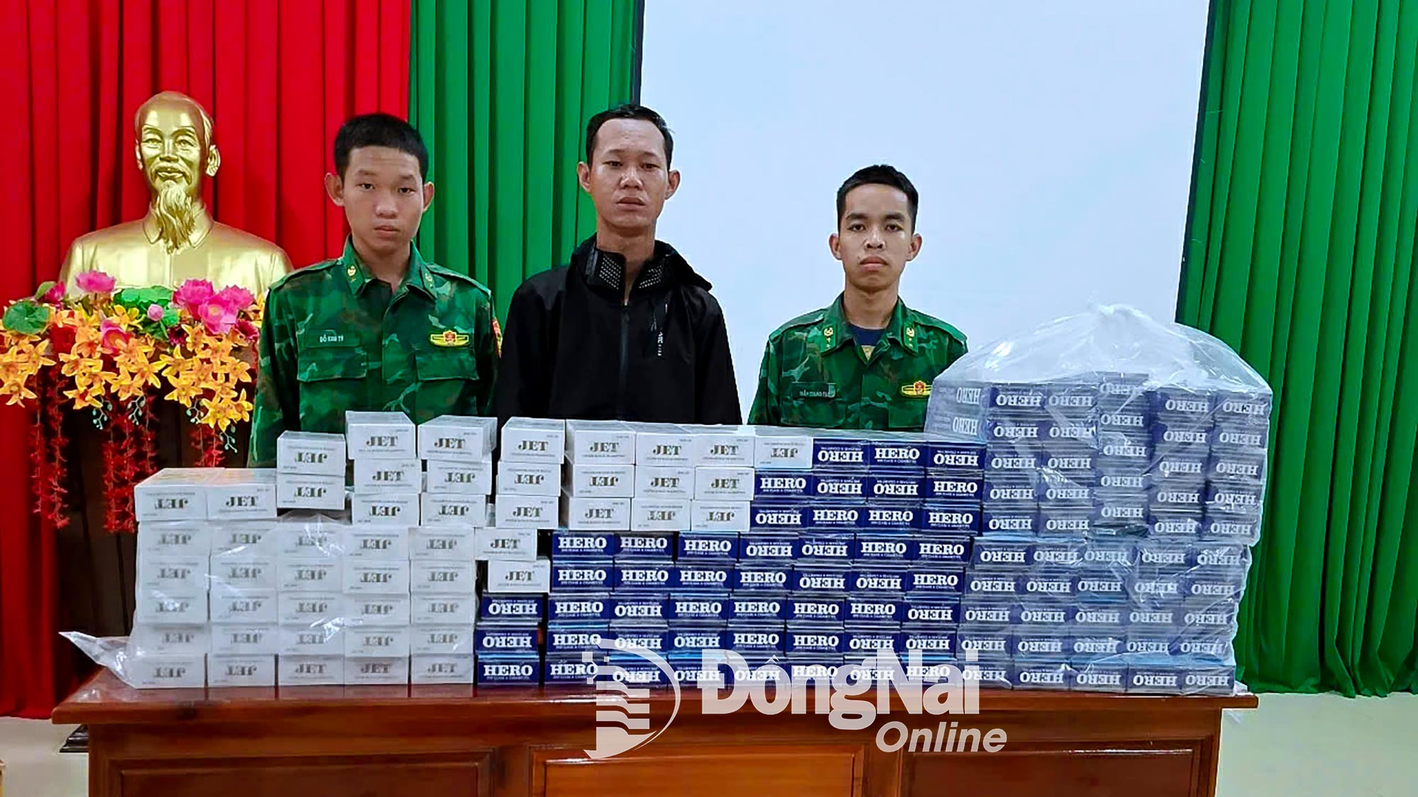 Đối tượng Võ Hoàng Tiến cùng tang vật. Ảnh: Hoàng Tuyên - Thanh Tú