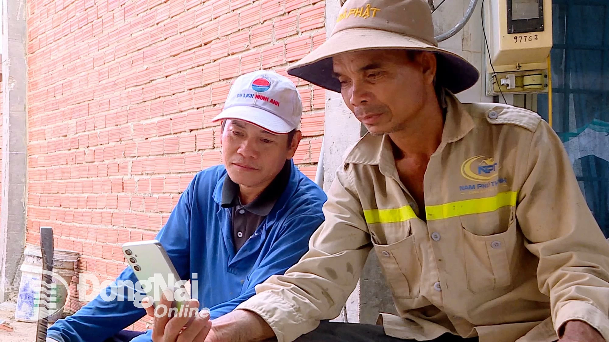 Người dân phường Hố Nai, tỉnh Đồng Nai tranh thủ theo dõi Kỳ họp thứ 3, HĐND tỉnh Đồng Nai khóa X trên nền tảng số của Báo và phát thanh, truyền hình Đồng Nai. Ảnh: Lê Đức