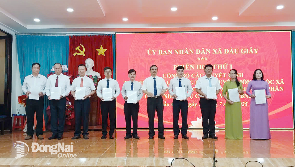 Chủ tịch UBND xã Dầu Giây Mai Văn Hiền trao quyết định điều
động, bổ nhiệm cán bộ các phòng ban chuyên môn thuộc xã