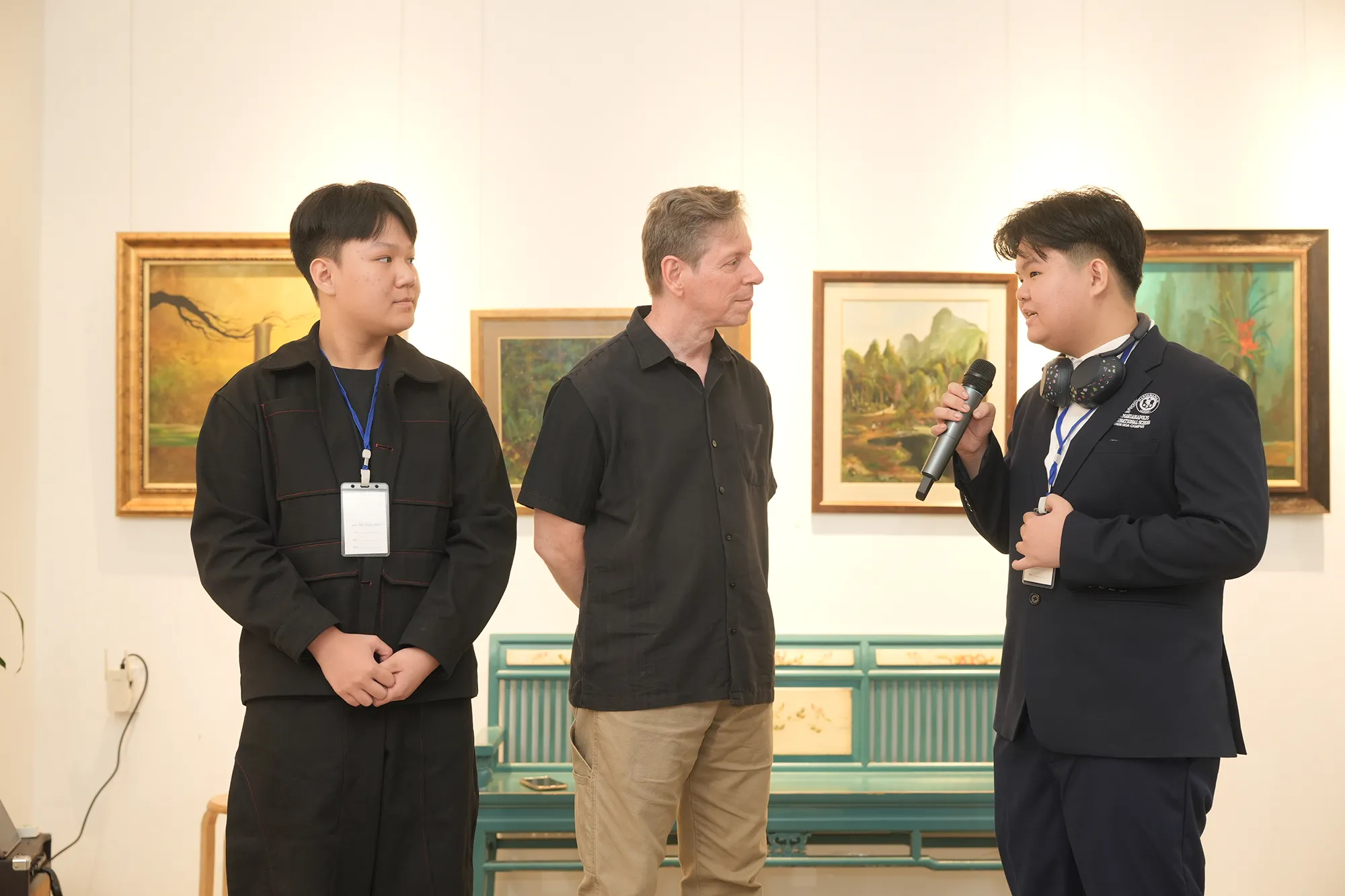 Trưởng Dự án Trần Bảo Long chia sẻ về dự án và giới thiệu tranh tại Triển lãm.