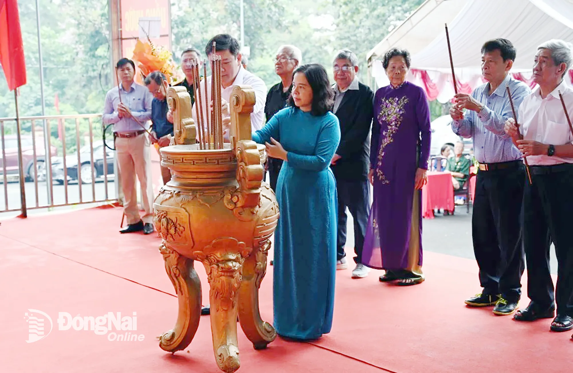 Tỉnh ủy viên, Bí thư Đảng ủy, Chủ tịch HĐND phường Phước Long Nguyễn Thị Hương Giang cùng các đại biểu dâng hương trước anh linh anh hùng liệt sĩ. Ảnh: Phạm Quang