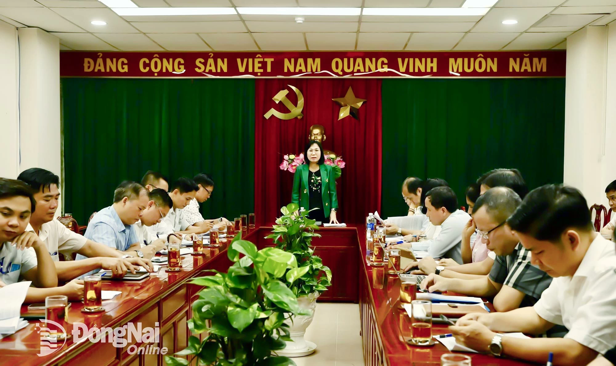 Phó chủ tịch UBND tỉnh Nguyễn Thị Hoàng chủ trì buổi làm việc. Ảnh: B. Nguyên
