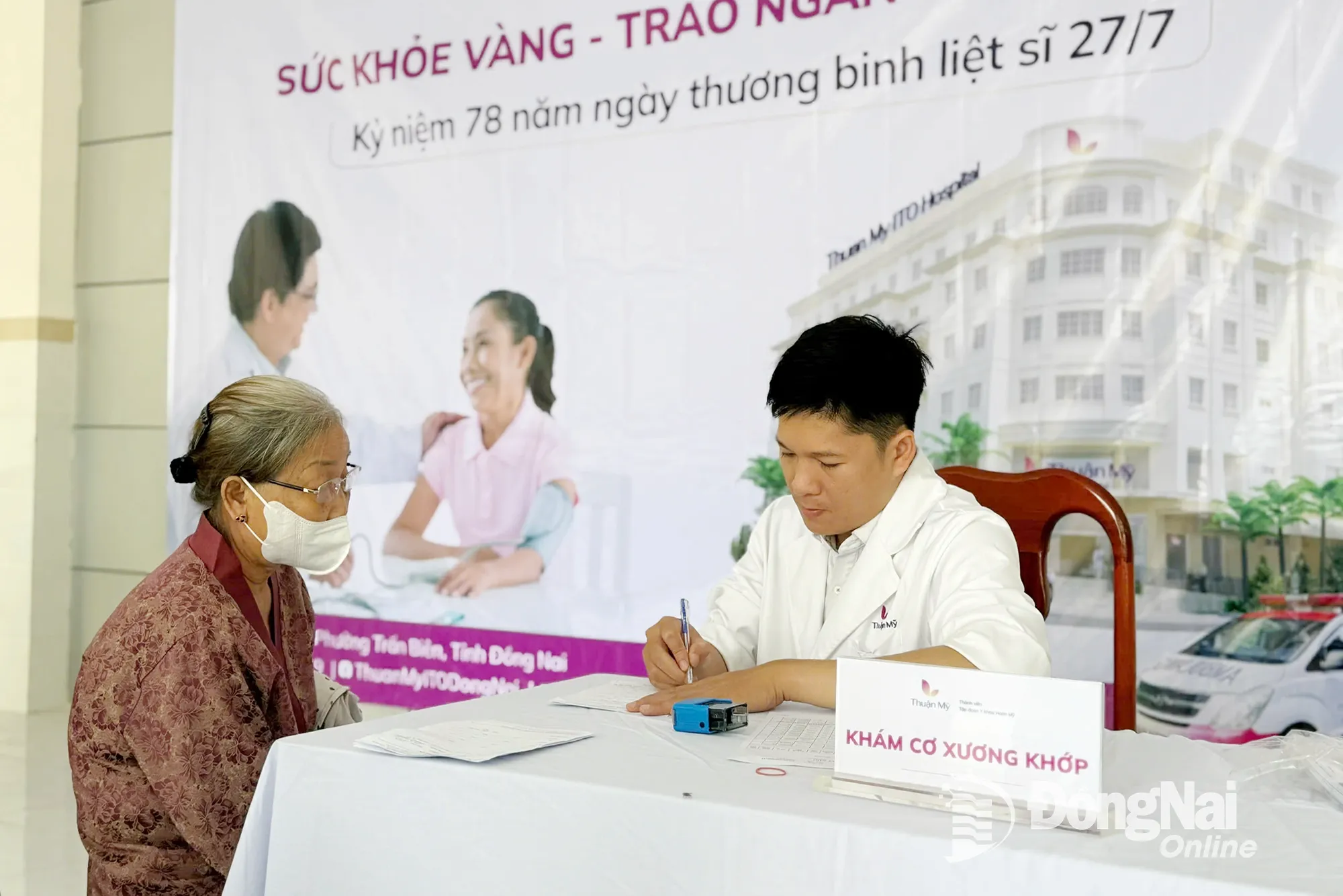 Bác sĩ Bệnh viện Thuận Mỹ ITO Đồng Nai khám bệnh miễn phí cho người dân trong chương trình. Ảnh: H.D