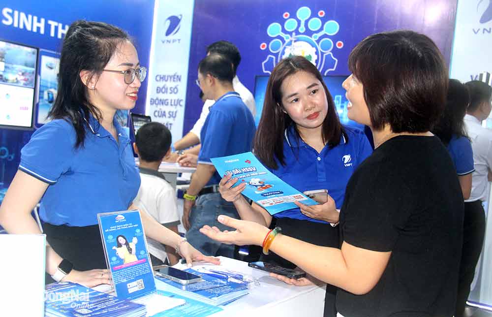 Người dân tham quan các gian hàng sản phẩm công nghệ số tại một triển lãm không gian số ở Đồng Nai.